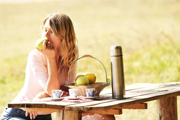 Jonge vrouw op een picknick — Stockfoto