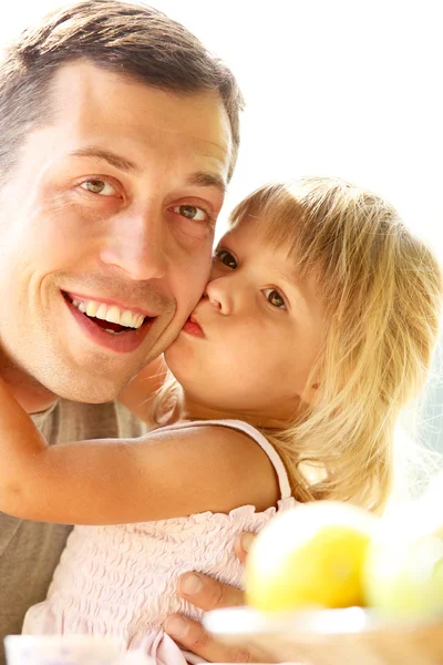 Beautiful little girl playing with her father in nature — Stock Photo, Image