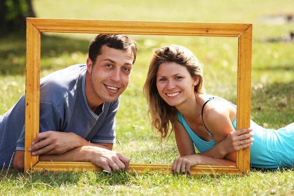 Paar verliefd in een frame op de aard — Stockfoto