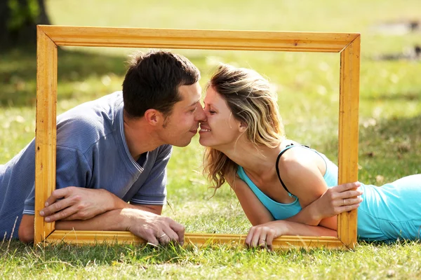 Verliebtes Paar in einem Rahmen in der Natur — Stockfoto