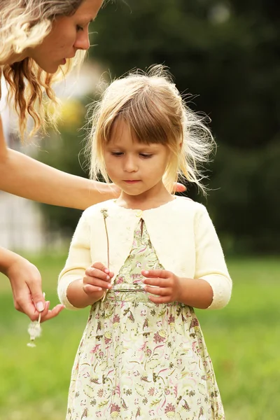 Liten flicka med såpbubblor — Stockfoto