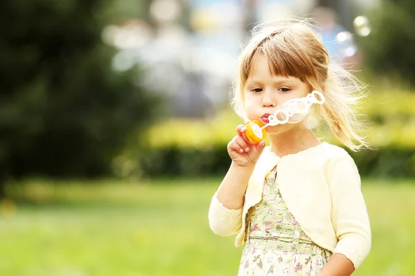 Liten flicka med såpbubblor — Stockfoto