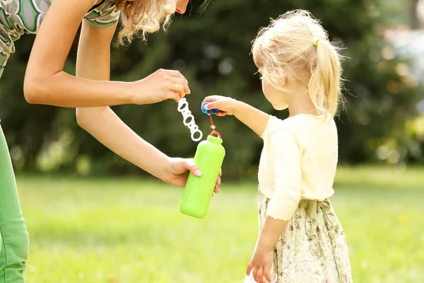 Meisje met zeepbellen — Stockfoto