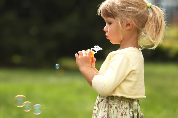 Niña con burbujas de jabón —  Fotos de Stock