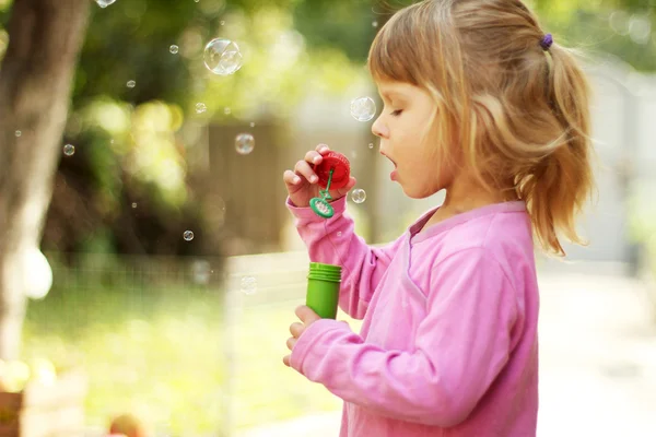 Bambina con bolle di sapone — Foto Stock