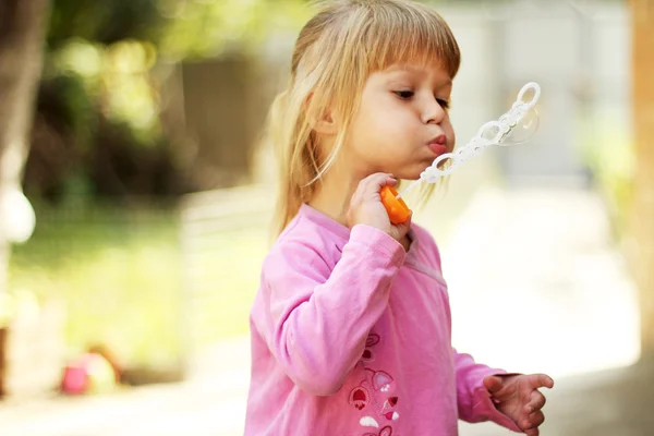 Liten flicka med såpbubblor — Stockfoto