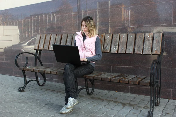 Girl with a laptop in the park — Stock Photo, Image