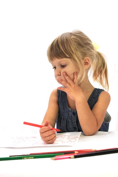 Bella bambina che disegna con matite — Foto Stock