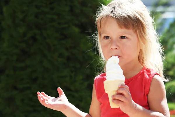 Дитина з морозивом — стокове фото