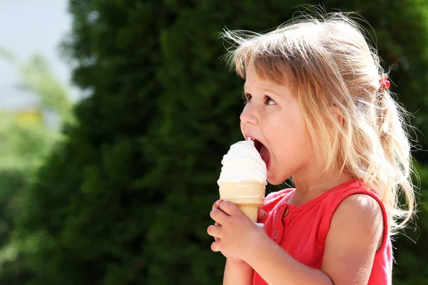 Kind mit Eis — Stockfoto