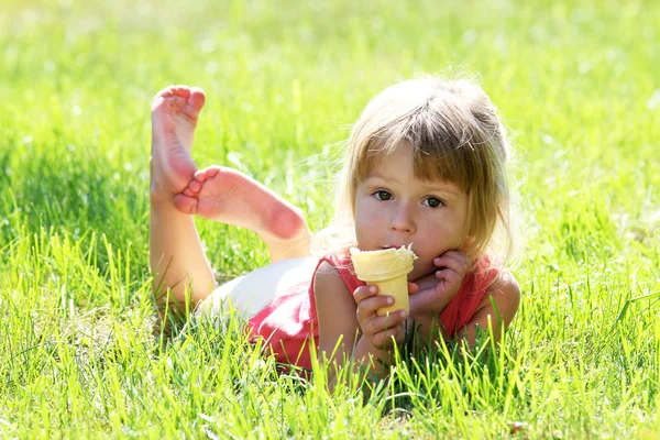 子供のアイスクリーム添え — ストック写真