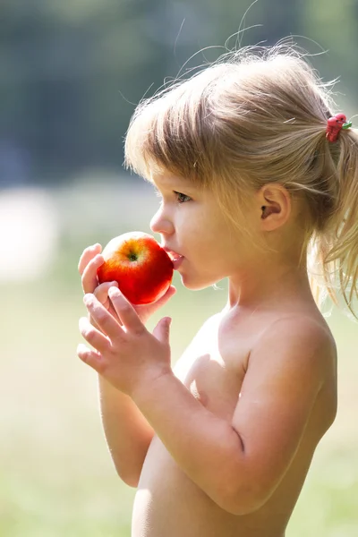 Küçük kız bir elma yiyor. — Stok fotoğraf