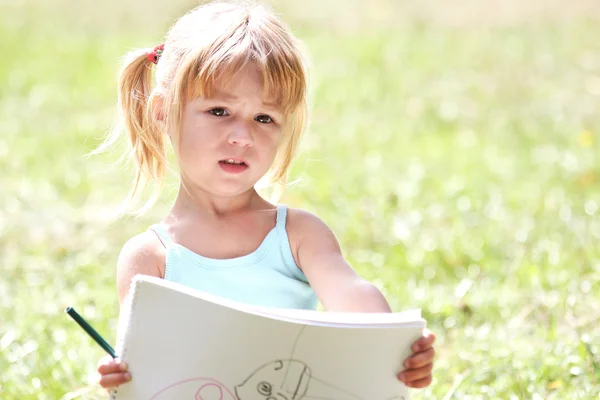 Beautiful little girl drawing on nature — Stock Photo, Image