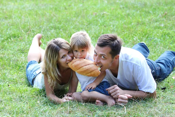 Familie in der Natur mit Brotlaib — Stockfoto