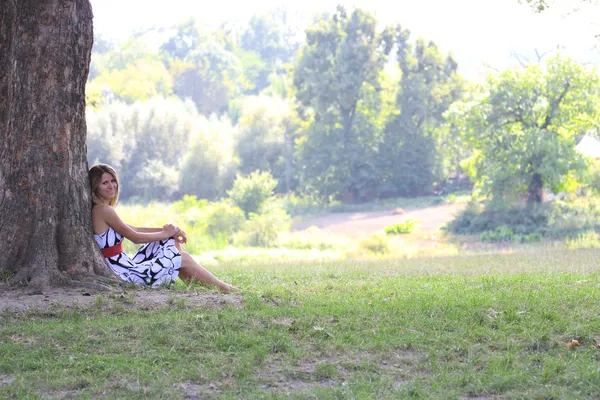 Mujer joven en la naturaleza — Foto de Stock