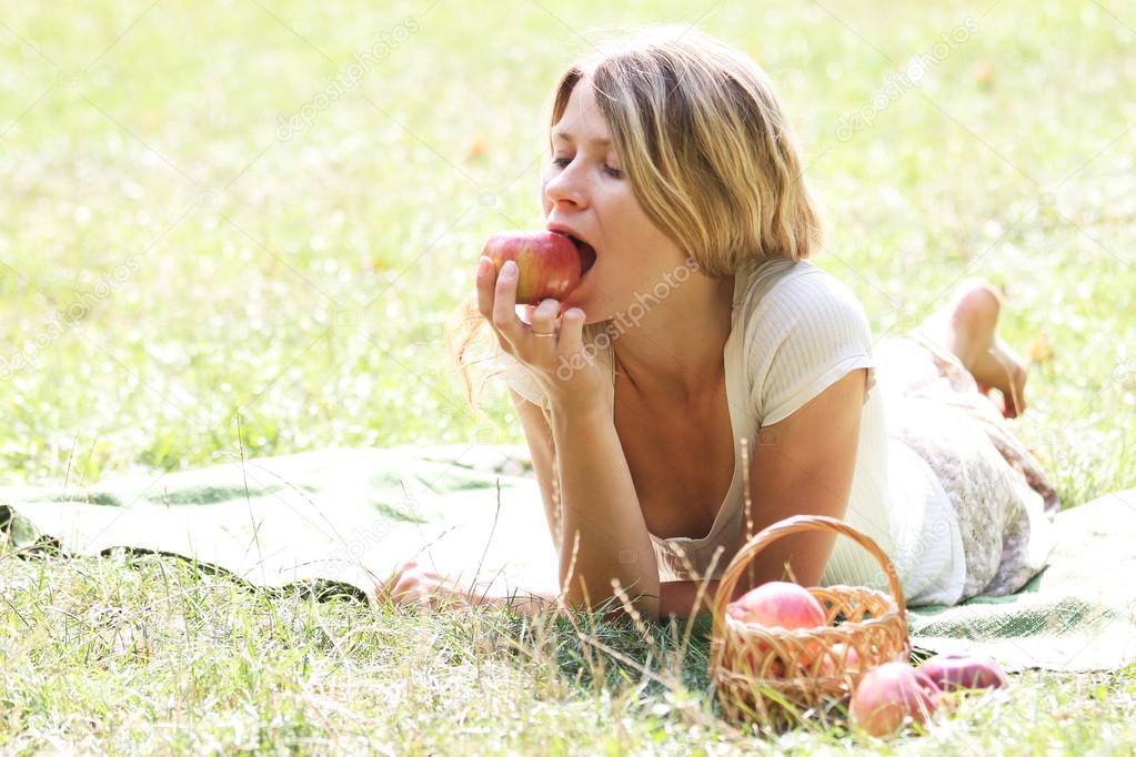 Young woman eating an apple