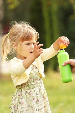 sabun köpüğü ile küçük kız