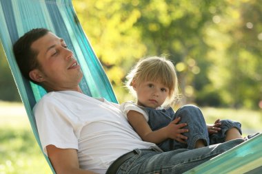 güzel küçük bir kız babası ve doğa ile oynarken