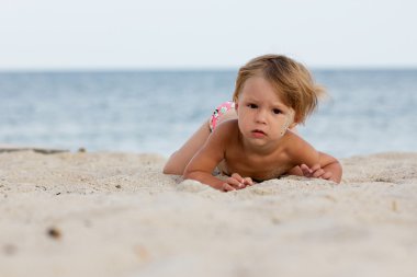 Deniz kıyısında küçük kız