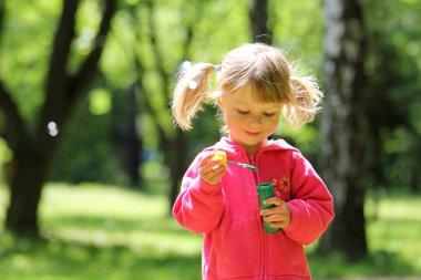 Baloncuklu küçük kız