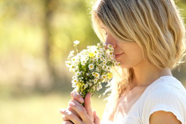 papatya çiçekleri olan bir genç kadın