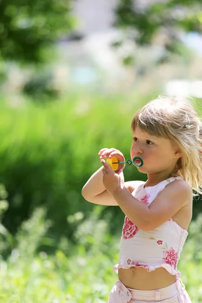 Liten flicka med såpbubblor — Stockfoto