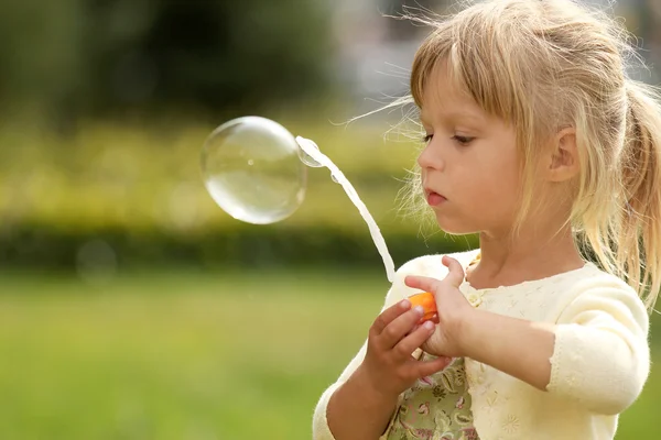 Liten flicka med såpbubblor — Stockfoto