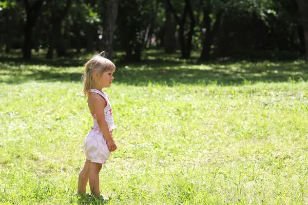 Belle petite fille sur la nature — Photo