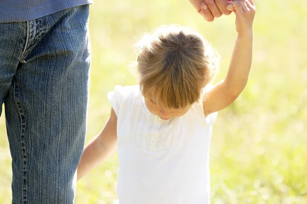 Menina bonita com seu pai na natureza — Fotografia de Stock