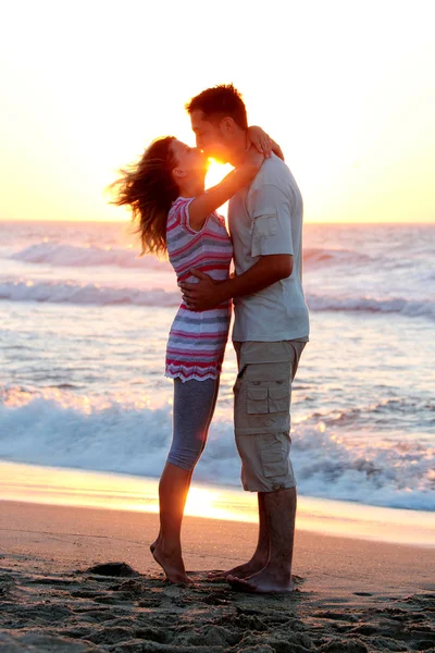 Par på stranden vid havet — Stockfoto