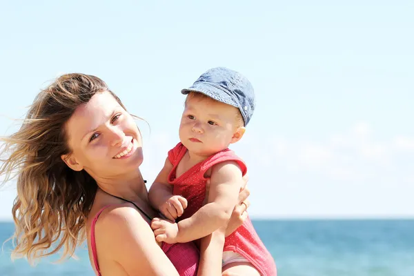 Mother and daughter on the shore of the sea — Stock Photo, Image