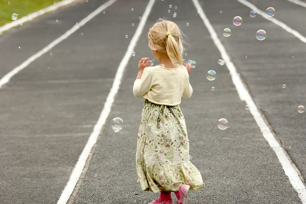 Menina com bolhas de sabão — Fotografia de Stock