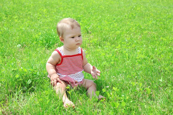 Vacker liten flicka på naturen — Stockfoto