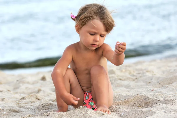 Liten flicka på stranden vid havet — Stockfoto