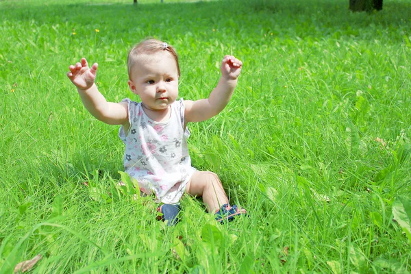 Bella bambina sulla natura — Foto Stock