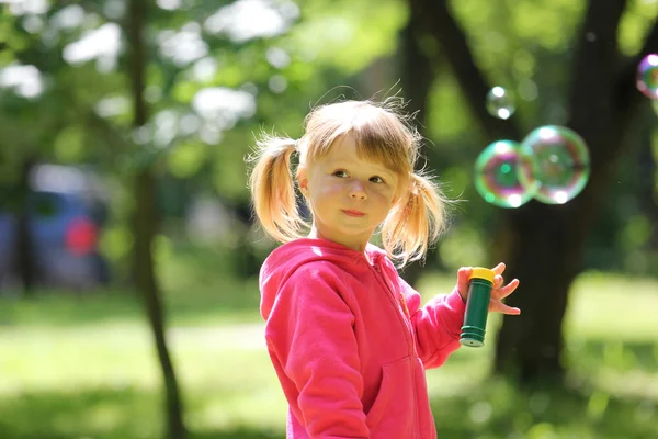 Bambina con bolle — Foto Stock