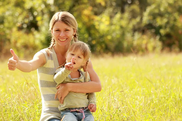 Liten flicka med sin mamma — Stockfoto