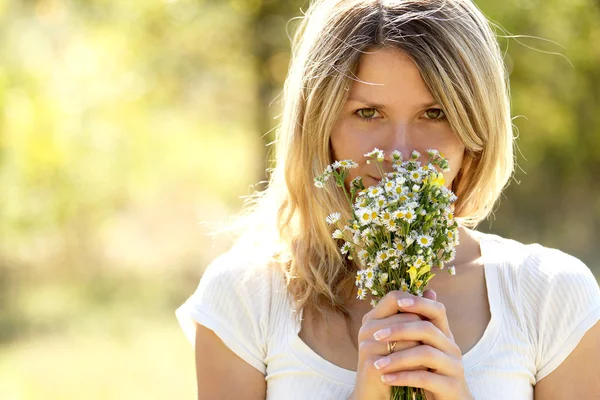 Una giovane donna con fiori di margherita — Foto Stock