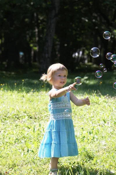 Liten flicka med såpbubblor — Stockfoto