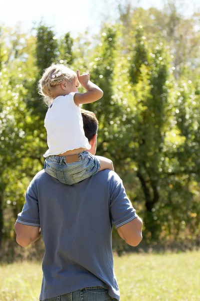 Vacker liten flicka med sin far i naturen — Stockfoto