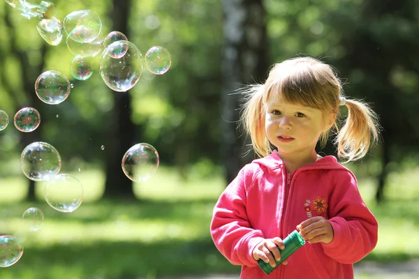 Petite fille avec des bulles — Photo