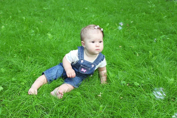 Petite fille avec bulles de savon — Photo