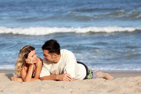 Casal na costa do mar — Fotografia de Stock