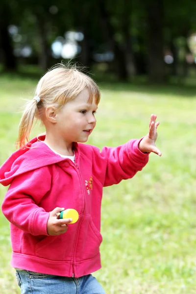 Liten flicka med bubblor — Stockfoto