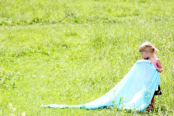 Una hermosa niña en la naturaleza — Foto de Stock