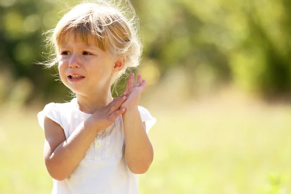 Belle petite fille sur la nature — Photo