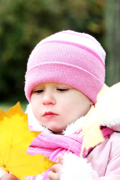 A beautiful little girl in autumn park — Stock Photo, Image