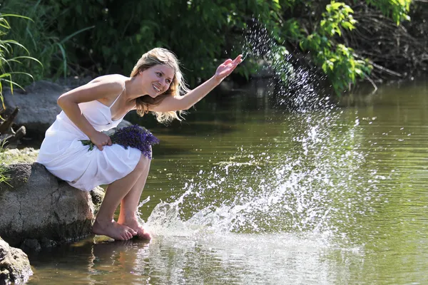 Jeune fille sur le lac — Photo