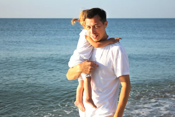 Papá con el bebé a orillas del mar — Foto de Stock