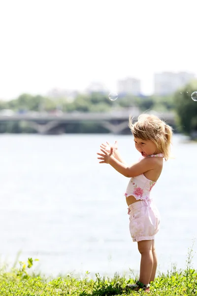 Vacker liten flicka på naturen — Stockfoto